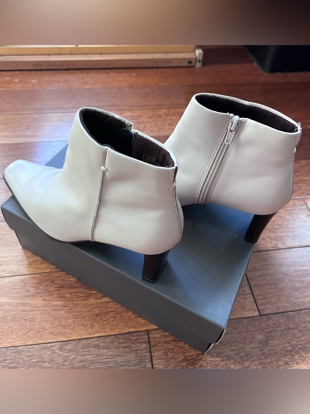White Leather Square Toe Ankle Bootie Side Zip Womens SZ 6.5 heel 2.5inches
